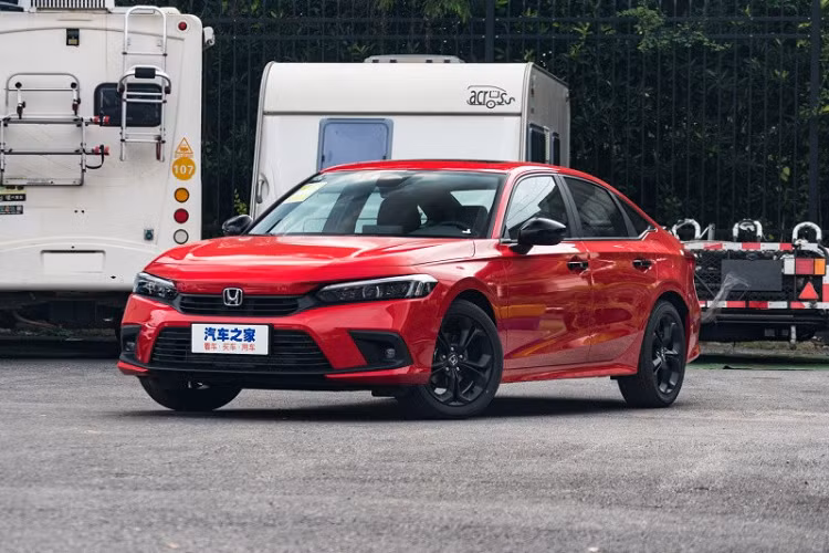 Tại đây, Integra mới được trang bị lưới tản nhiệt cỡ lớn hơn và đi kèm mắt lưới hình tổ ong, tích hợp logo của hãng Honda. Nằm hai bên lưới tản nhiệt của Honda Integra 2022 là cụm đèn pha dài và hẹp, tích hợp dải đèn LED định vị ban ngày vuốt thẳng về phía sau. Bên dưới là hốc gió trung tâm và hốc đèn sương mù trước khá nhỏ.