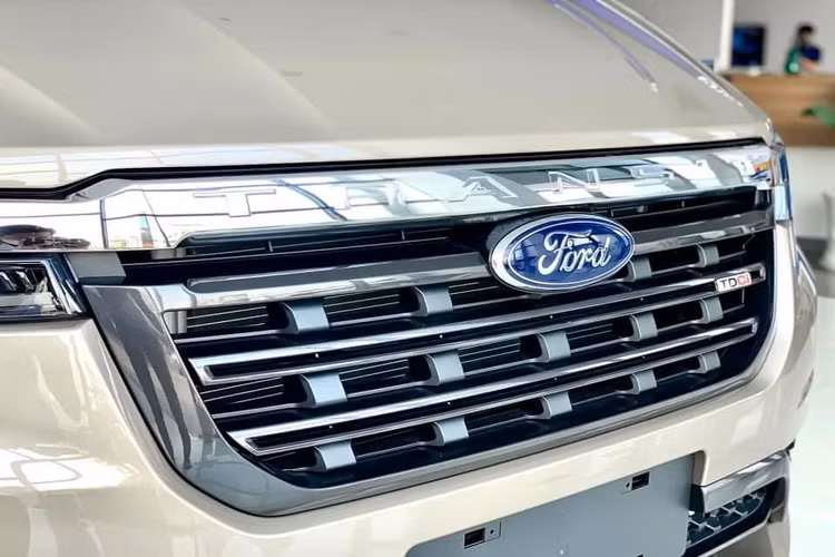 Ford Transit 2022 sử dụng động cơ dầu 4cyl dung tích 2.2 lít tăng áp cho công suất 136 mã lực. Xe sử dụng kết hợp với hộp số trên xe loại số sàn loại 6 cấp và hệ dẫn động cầu sau (RWD).