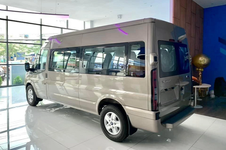 Tại thị trường Việt Nam, giá xe Ford Transit 2022 từ 845 triệu đồng là đối thủ cạnh tranh trực tiếp với các mẫu minibus như Hyundai Solati giá từ có giá 1,080 tỷ đồng hay Toyota Hiace có giá 1,176 tỷ đồng.