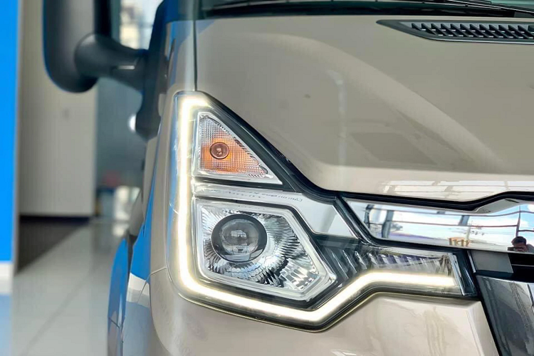 Ford Transit 2022 phiên bản facelift mới bật với nội thất nhiều trang bị tiện nghi và hỗ trợ lái. Trong đó, khoang lái sử dụng màn hình cảm ứng 10 inch mới, có hỗ trợ kết nối điện thoại thông minh qua Bluetooth.