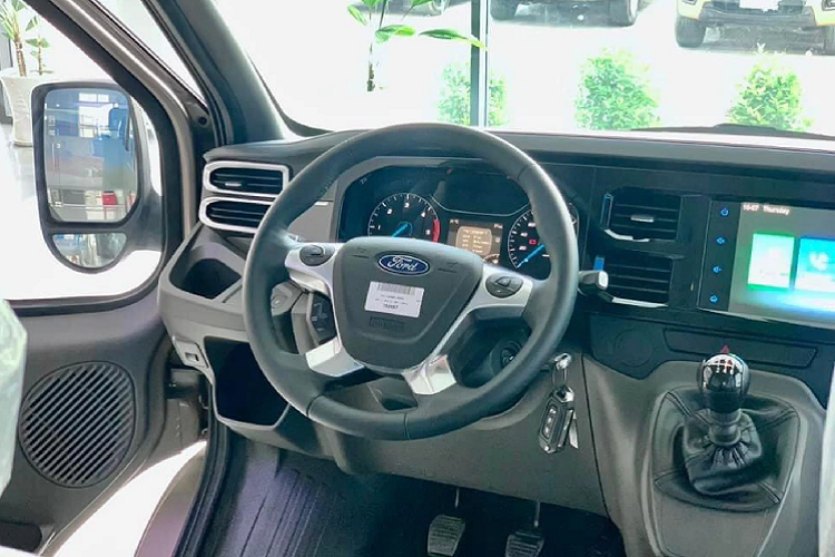 Trên thị trường, dòng minibus Ford Transit là lựa chọn phù hợp với các đơn vị kinh doanh vận tải làm xe đưa rước nhân viên hay làm xe trung chuyển.