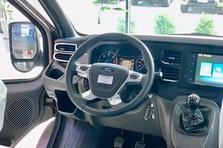 Trên thị trường, dòng minibus Ford Transit là lựa chọn phù hợp với các đơn vị kinh doanh vận tải làm xe đưa rước nhân viên hay làm xe trung chuyển.