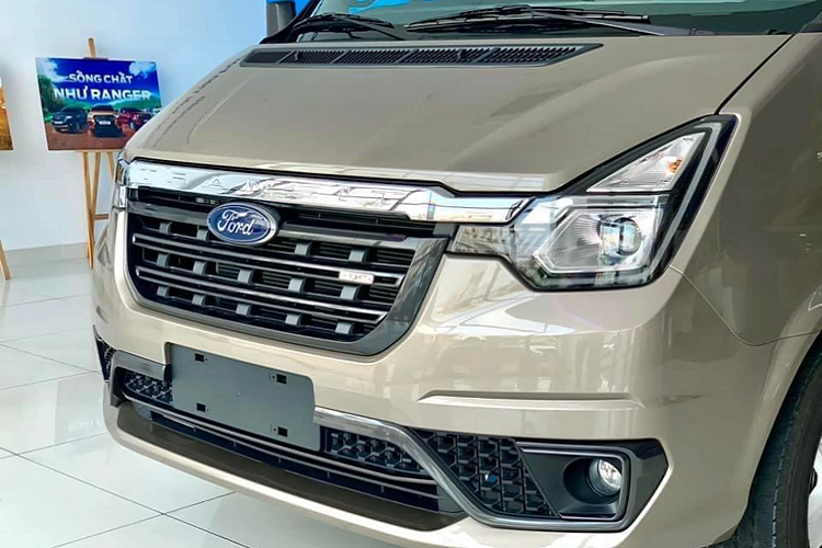 Cửa trượt trên Transit 2022 được thiết kế để tăng độ rộng khi mở, nhờ đó giúp việc ra vào xe dễ dàng và thuận lợi hơn. Được biết,cửa trượt điện là trang bị tùy chọn trên mẫu xe minibus Ford Transit 2022.