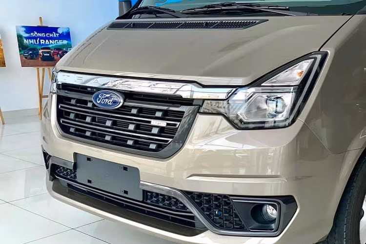 Cửa trượt trên Transit 2022 được thiết kế để tăng độ rộng khi mở, nhờ đó giúp việc ra vào xe dễ dàng và thuận lợi hơn. Được biết,cửa trượt điện là trang bị tùy chọn trên mẫu xe minibus Ford Transit 2022.