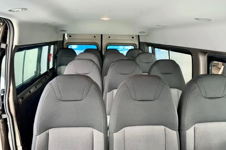 Phần đầu xe nổi bật với mặt ca-lăng thiết kế mới với lưới tản nhiệt mở rộng hơn, tạo điêm nhấn cho phần đầu xe. Đèn pha sử dụng bóng bi-halogen, có tích hợp dải đèn LED định vị ban ngày.