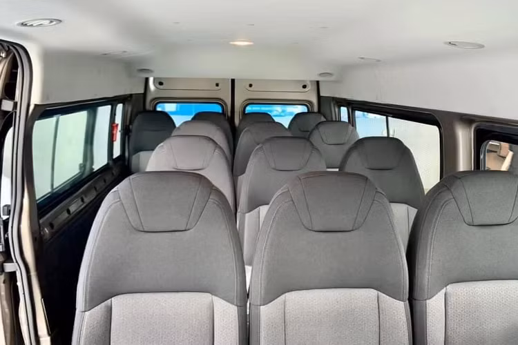 Phần đầu xe nổi bật với mặt ca-lăng thiết kế mới với lưới tản nhiệt mở rộng hơn, tạo điêm nhấn cho phần đầu xe. Đèn pha sử dụng bóng bi-halogen, có tích hợp dải đèn LED định vị ban ngày.