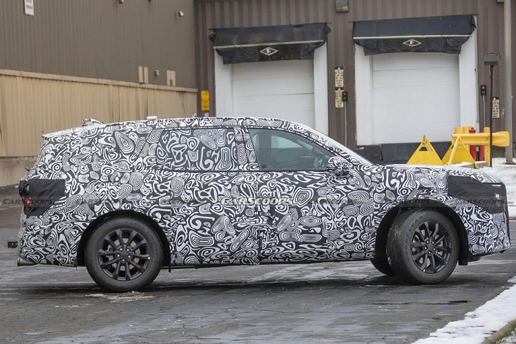 Theo dự đoán của nhiều người, mẫu SUV bí ẩn này chính là phiên bản gầm cao mới của mẫu sedan cỡ lớn Ford Mondeo hay Fusion dành cho thị trường Mỹ. Hiện Ford Fusion đã bị "khai tử" tại thị trường Mỹ và theo tin đồn xe sẽ quay lại dưới dạng SUV thay vì sedan truyền thống như thế hệ cũ. Rất có thể mẫu xe này sẽ được gọi bằng cái tên Ford Fusion Active.