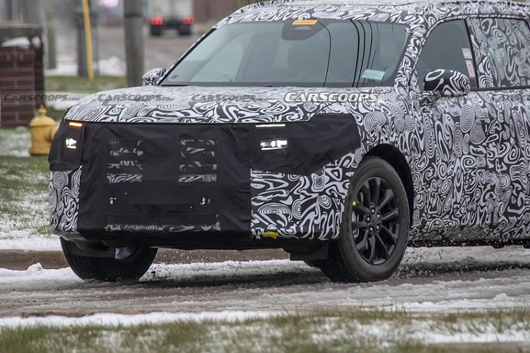 Theo đó, chiếc SUV trên đường thử được trang bị lưới tản nhiệt dày dặn trên đầu xe, đi với cụm đèn pha cỡ lớn ở hai bên. Tiếp đến là nắp ca-pô bằng phẳng và khoảng cách từ trục trước đến điểm xa nhất của đầu xe khá lớn. Vòng sang hai bên, chúng ta sẽ bắt gặp tay nắm cửa nằm chìm vào thân xe, hứa hẹn mang đến sự liền lạc và tăng cường tính khí động lực học cho thân xe. Ngoài ra, chiếc SUV này còn có đường vai xe nổi bật, nóc dốc về phía sau và thân vỏ mượt mà.
