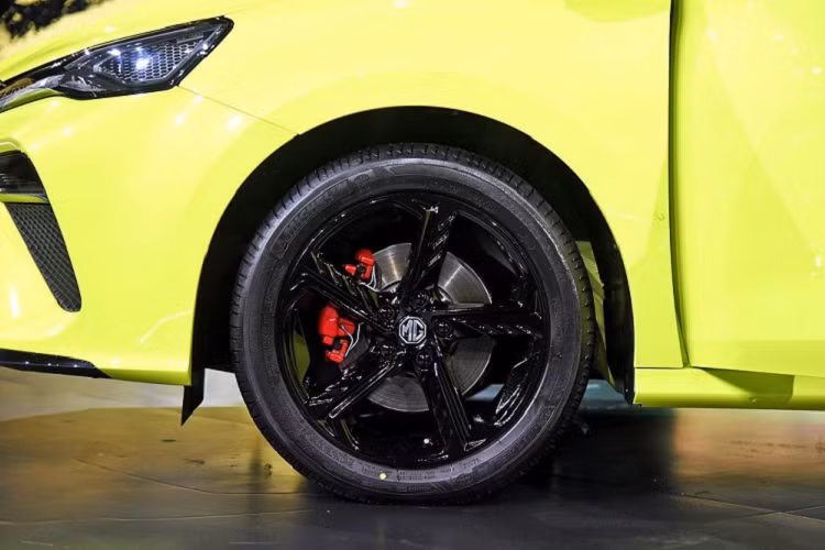 Bên sườn, MG5 Scorpio 2022 vẫn giữ lại phong cách thiết kế của bản thường với nóc dốc về phía sau và những đường dập gân nổi bật. Tuy nhiên, xe có thêm bộ vành hợp kim 5 chấu được sơn màu đen và cùm phanh màu đỏ tương phản mới. 