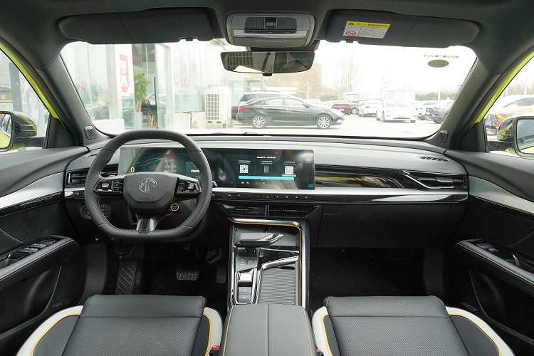 Theo hãng MG, màn hình trung tâm của xe kết hợp với hệ thống thông tin giải trí Zebra Luoshen thế hệ mới do hai công ty SAIC và Alibaba cùng nhau phát triển. 