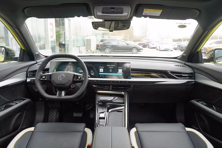 Theo hãng MG, màn hình trung tâm của xe kết hợp với hệ thống thông tin giải trí Zebra Luoshen thế hệ mới do hai công ty SAIC và Alibaba cùng nhau phát triển. 