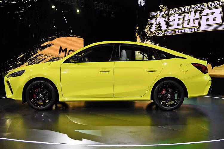 Tương tự ngoại thất, nội thất của MG5 Scorpio 2022 cũng được thay đổi đáng kể so với bản thường. Bước vào bên trong mẫu sedan cỡ C thể thao này, người lái sẽ bắt gặp bảng đồng hồ kỹ thuật số nối liền với màn hình thông tin giải trí, cả hai cùng có kích thước 12,3 inch. 