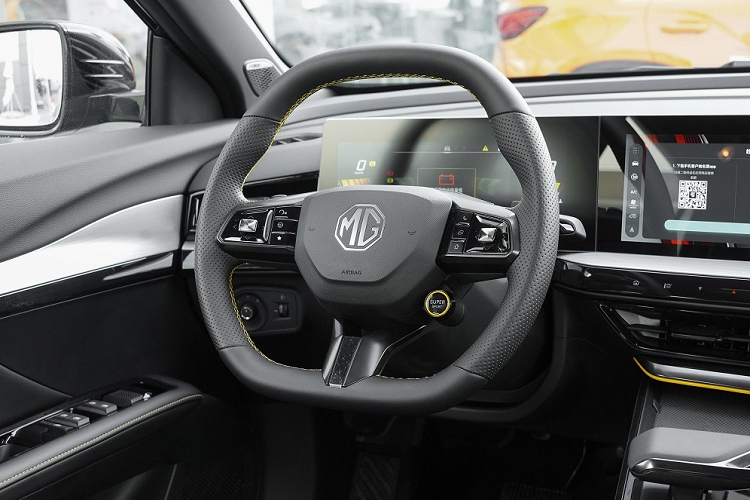 Là mẫu xe mang hơi hướng thể thao nên MG5 Scorpio 2022 được trang bị ghế không trọng lượng, bọc da phối 2 màu tương phản. Ngoài ra, xe còn có một số điểm nhấn màu vàng như dây đai an toàn, logo "MG" ở tựa đầu ghế, chỉ khâu trên vô lăng, ghế và bệ tì tay trung tâm. 