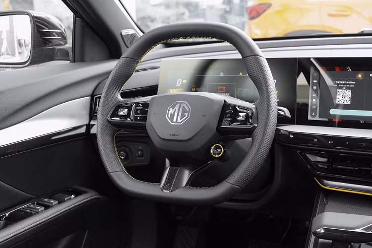 Là mẫu xe mang hơi hướng thể thao nên MG5 Scorpio 2022 được trang bị ghế không trọng lượng, bọc da phối 2 màu tương phản. Ngoài ra, xe còn có một số điểm nhấn màu vàng như dây đai an toàn, logo "MG" ở tựa đầu ghế, chỉ khâu trên vô lăng, ghế và bệ tì tay trung tâm. 