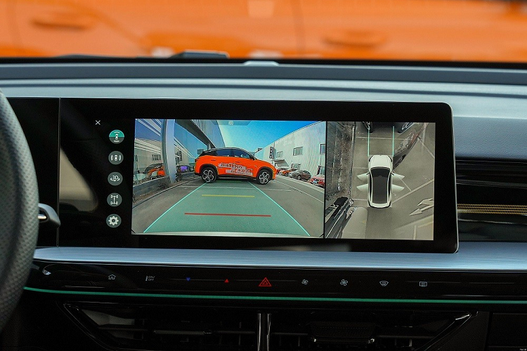 Tiếp đến là vô lăng hình lục giác thể thao, tích hợp lẫy chuyển số và ốp kim loại trang trí trên mặt táp-lô, mặt cửa cũng như cụm điều khiển trung tâm. Thêm vào đó là hệ thống đèn viền tạo cảm giác vừa công nghệ cao vừa thời trang cho xe. 