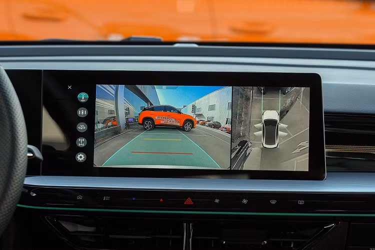 Tiếp đến là vô lăng hình lục giác thể thao, tích hợp lẫy chuyển số và ốp kim loại trang trí trên mặt táp-lô, mặt cửa cũng như cụm điều khiển trung tâm. Thêm vào đó là hệ thống đèn viền tạo cảm giác vừa công nghệ cao vừa thời trang cho xe. 