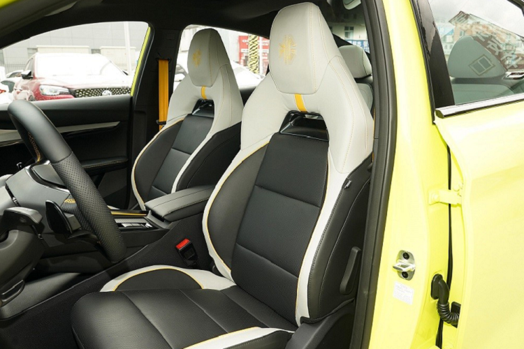 Nhờ đó, xe có thể tăng tốc từ 0-100 km/h trong thời gian 6,9 giây. So với bản thường, MG5 Scorpio 2022 mạnh hơn 8 mã lực nhưng vẫn đạt vận tốc tối đa 200 km/h. Động cơ kết hợp với hộp số tự động ly hợp kép 7 cấp. 