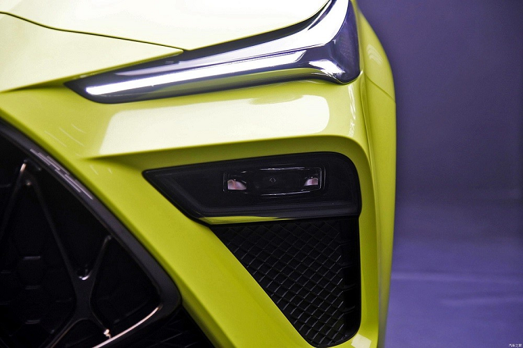 Tiếp đến là hệ thống đèn được chia thành 2 tầng với dải đèn LED định vị ban ngày nằm trên và đèn pha nằm dưới vốn khá phổ biến trong làng xe hiện nay. Ngay cả cản trước của MG5 Scorpio 2022 cũng không hề giống bản thường. 