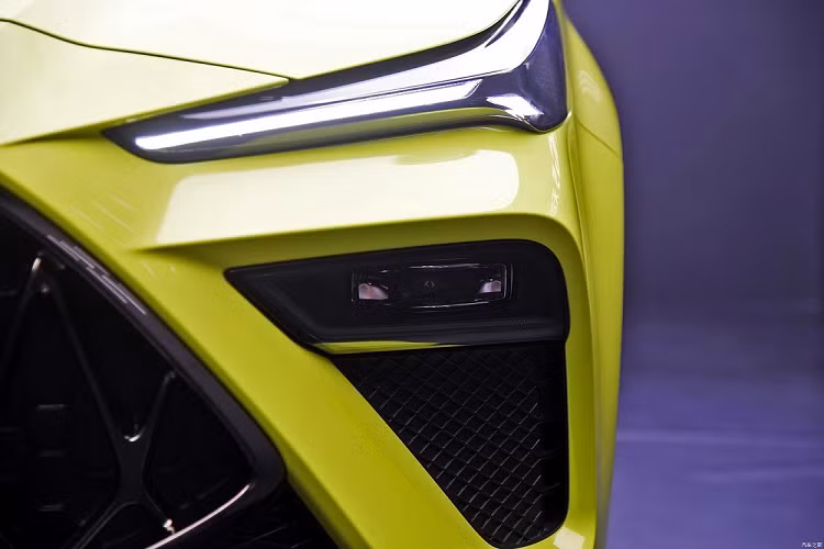 Tiếp đến là hệ thống đèn được chia thành 2 tầng với dải đèn LED định vị ban ngày nằm trên và đèn pha nằm dưới vốn khá phổ biến trong làng xe hiện nay. Ngay cả cản trước của MG5 Scorpio 2022 cũng không hề giống bản thường. 