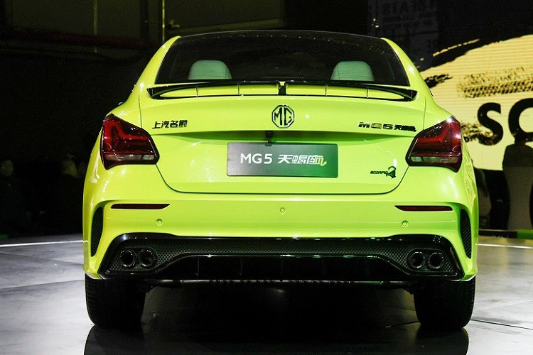 Đằng sau MG5 Scorpio 2022 cũng có một số điểm mới như logo hình bọ cạp cho phù hợp với tên xe, tạo hình bên trong cụm đèn hậu, 4 ống xả hình tròn chia đều sang hai bên và đèn phản quang nằm ngang trên cản sau. Đặc biệt, xe còn được trang bị cánh gió đuôi màu đen và bộ khuếch tán gió giả dưới cản sau. 