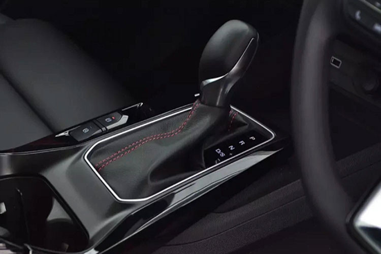 Đối với nội thất, MG5 2022 nổi bật với không gian mang hơi hướng châu Âu, đầy phóng khoáng và thể thao, cùng nhiều trang bị hiện đại như màn hình trung tâm 10 inch, đồng hồ đo kỹ thuật số 7 inch, đề nổ bằng nút bấm, phanh đỗ điện tử, điều hòa tự động có cửa gió cho ghế sau, gương chống chói tự động, cửa sổ trời, vô-lăng D-Cut bọc da có lỗ thông khí...