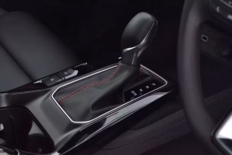 Đối với nội thất, MG5 2022 nổi bật với không gian mang hơi hướng châu Âu, đầy phóng khoáng và thể thao, cùng nhiều trang bị hiện đại như màn hình trung tâm 10 inch, đồng hồ đo kỹ thuật số 7 inch, đề nổ bằng nút bấm, phanh đỗ điện tử, điều hòa tự động có cửa gió cho ghế sau, gương chống chói tự động, cửa sổ trời, vô-lăng D-Cut bọc da có lỗ thông khí...