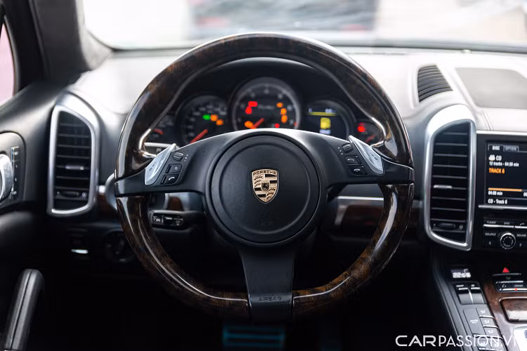 Nội thất của Porsche Cayenne Turbo sở hữu nhiều đường nét mềm mại kết hợp nét thể thao, kiểu thiết kế trở thành thương hiệu của hãng xe tới từ nước Đức này.
