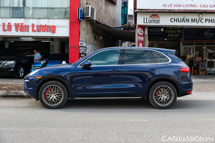 Hệ thống lưới tản nhiệt với những đường ngang tạo vẻ khoẻ khoắn cho chiếc xe. Chiếc Cayenne Turbo trong bài còn sở hữu cụm radar hỗ trợ hệ thống Adaptive Cruise Control.