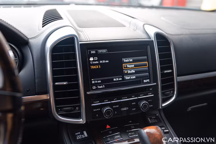 Ghế ngồi được bọc da cao cấp màu đen thiết kế thể thao ôm lưng người ngồi ở cả 4 vị trí. Sau một thời gian dài sử dụng, những chi tiết da trên xe đã có phần lão hóa theo thời gian. Hàng ghế trước của xe được điều chỉnh điện tích hợp bộ nhớ vị trí ghế