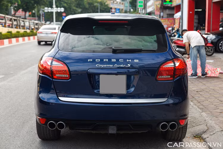 Mẫu xe SUV Porsche Cayenne Turbo đời 2011 sử dụng động cơ 4.8L V8, kết hợp cùng hộp số tự động 8 cấp và hệ dẫn động 4 bánh toàn thời gian, sản sinh công suất 500 mã lực và mô-men xoắn cực đại đạt 700 Nm. Porsche Cayenne Turbo có thể đạt vận tốc tối đa 278 km/h.