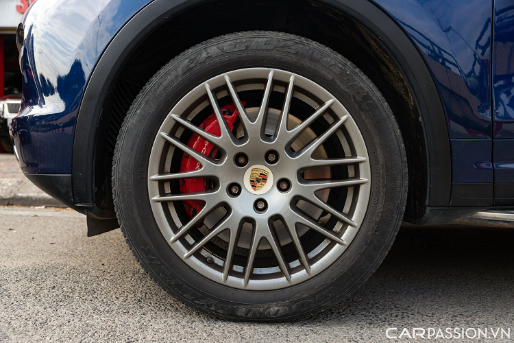 Porsche Cayenne Turbo nằm trong phân khúc xe SUV thể thao hạng sang có 5 chỗ ngồi. Kích thước tổng thể dài x rộng x cao của Cayenne Turbo S tương ứng là 4.855 x 1.939 x 1.705 (mm), chiều dài cơ sở của xe đạt 2.895 mm.