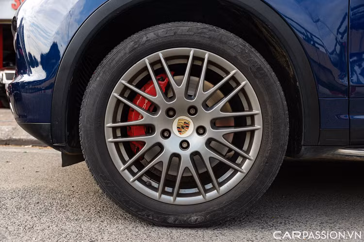 Porsche Cayenne Turbo nằm trong phân khúc xe SUV thể thao hạng sang có 5 chỗ ngồi. Kích thước tổng thể dài x rộng x cao của Cayenne Turbo S tương ứng là 4.855 x 1.939 x 1.705 (mm), chiều dài cơ sở của xe đạt 2.895 mm.