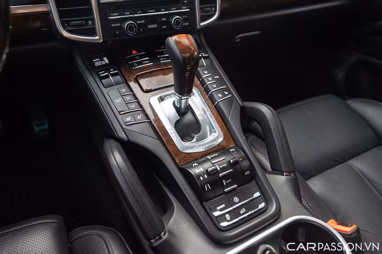 Hàng ghế sau có thể gập lại theo tỷ lệ 40:20:40 giúp mở rộng linh hoạt khoang hành lý từ 670 lít lên đến 1.705 lít khi hàng ghế sau gập lại hoàn toàn. Những trang bị tiện nghi cao cấp trên xe với hệ thống giải trí với màn hình hiển thị 7 inch độ phân giải cao, đầu đọc CD/DVD/MP3, cổng kết nối đa phương tiện, cổng kết nối USB, kết nối Bluetooth; Hệ thống âm thanh vòm cao cấp Bose 14 loa, công suất 585 watt.