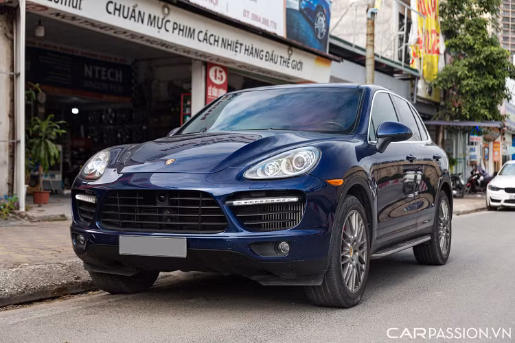Chiếc Porsche Cayenne Turbo đời 2011 trong bài viết này đã được một showroom bán xe sang tại Hà Nội chào bán với mức giá khoảng 2 tỷ đồng sau khi lăn bánh hơn 45.000 km. Mức giá này hiện đắt ngang Mercedes–Benz GLC "đập hộp" chính hãng tại Việt Nam.