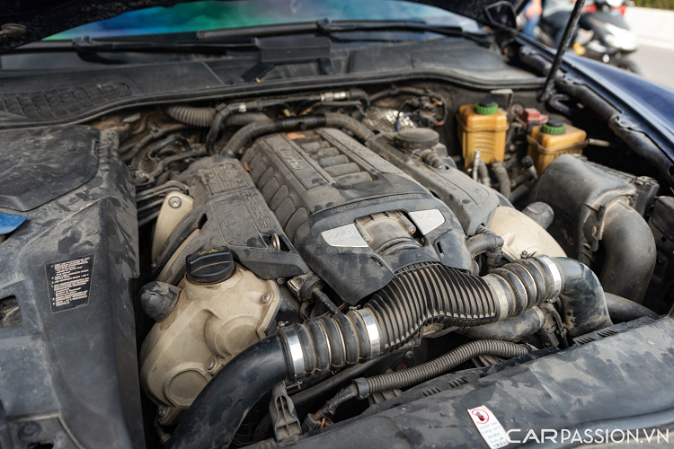 Hệ thống điều hòa không khí tự động với cửa gió hàng ghế sau điều khiển độc lập... Porsche Cayenne Turbo được trang bị những công nghệ an toàn như như kiểm soát lực kéo và ổn định thân xe điện tử. Xe được trang bị hệ thống 7 túi khí để đảm bảo an toàn cho hành khách ở cả 2 hàng ghế.