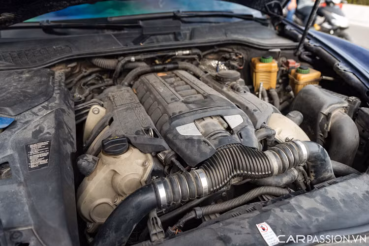 Hệ thống điều hòa không khí tự động với cửa gió hàng ghế sau điều khiển độc lập... Porsche Cayenne Turbo được trang bị những công nghệ an toàn như như kiểm soát lực kéo và ổn định thân xe điện tử. Xe được trang bị hệ thống 7 túi khí để đảm bảo an toàn cho hành khách ở cả 2 hàng ghế.