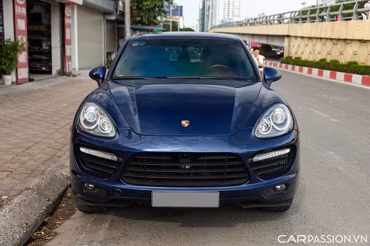 Thiết kế ngoại thất của Porsche Cayenne sở hữu những đường nét mềm mại nhưng mạnh mẽ đã hình thành nên thương hiệu xe thể thao hạng sang nước Đức. Ở thiết kế đèn pha, Cayenne được trang bị hệ thống đèn ban ngày với 4 bóng đèn LED tích hợp trong đèn pha, đèn định vị và đèn xi nhan với công nghệ LED tạo sức thu hút đặc biệt cho mẫu xe này.