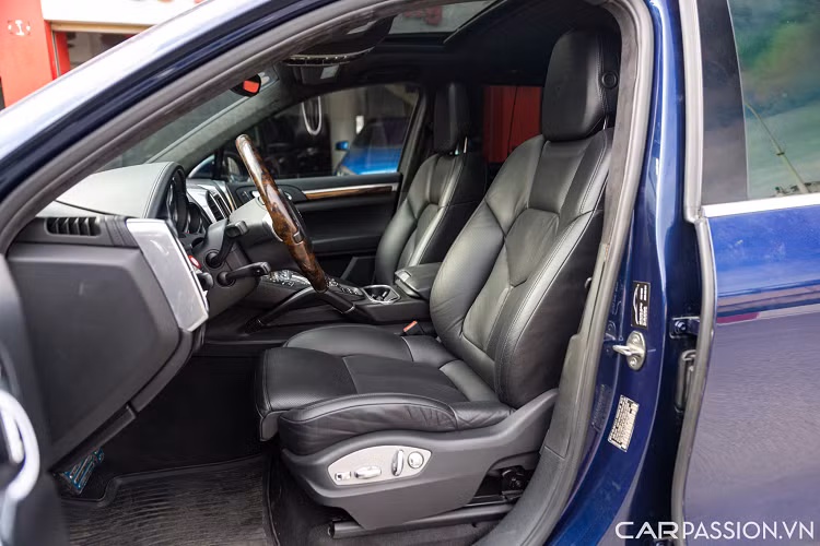 Vô lăng 3 chấu thể thao ốp gỗ quen thuộc của những chiếc Porsche thế hệ cũ, tích hợp nhiều nút bấm hỗ trợ người lái. Ẩn sâu phía trong là cụm đồng hồ với 4 đồng hồ cơ học và 1 màn hình thể hiện thông tin chiếc xe.