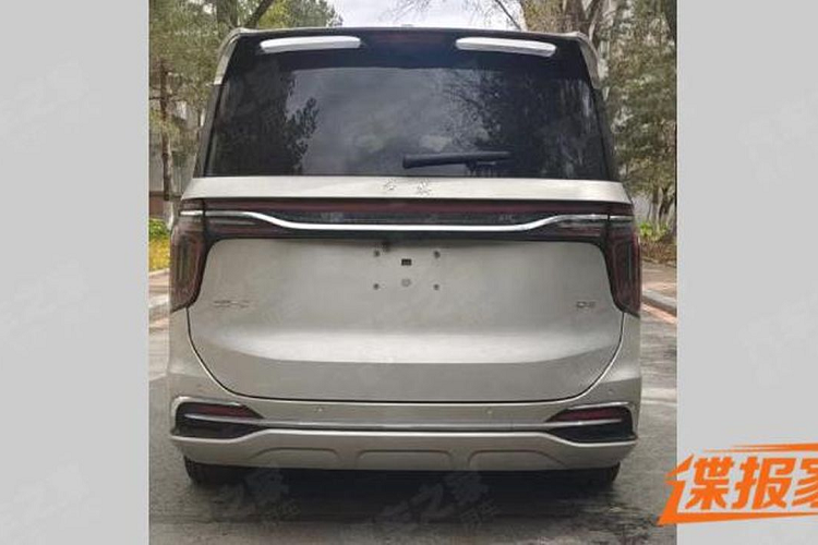 Di chuyển ra phía sau, Hồng Kỳ HQ9 được trang bị một cánh lướt gió gắn trên mái, tích hợp đèn phanh thứ 3. Cụm đèn hậu tròn trịa trông cũng khá bắt mắt cùng thanh đèn LED hiện đại.