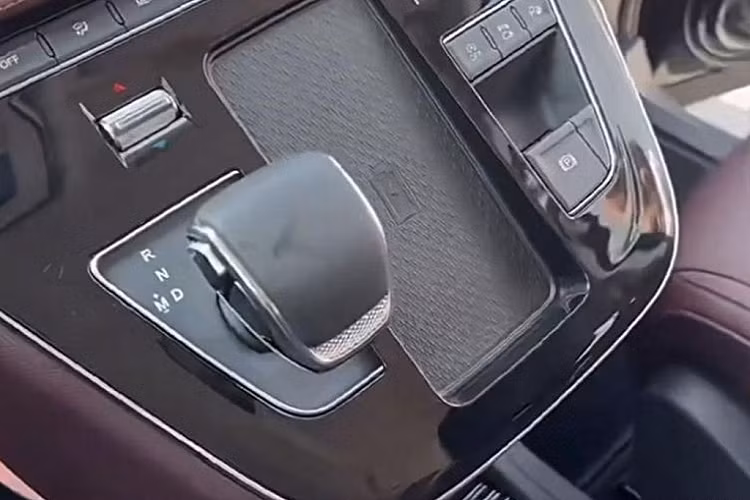 Tương như các mẫu xe Hồng Kỳ khác, sự sang trọng của HQ9 được thể hiện rõ ràng nhất ở hàng ghế thứ hai. Theo đó, hàng ghế thứ hai là dạng thương gia được bọc da màu đỏ sẫm, tích hợp nhiều tính năng hiện đại.