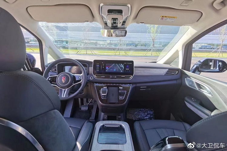 Một số hình ảnh nội thất đã bị lộ trước đó cho thấy Hồng Kỳ HQ9 được trang bị cụm đồng kỹ thuật số và màn hình thông tin giải trí trung tâm khá lớn. Tiếp đến là cần số nhỏ trên cụm điều khiển trung tâm và một khay sạc điện thoại không dây.