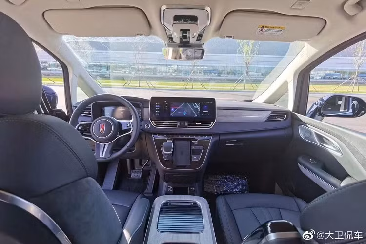 Một số hình ảnh nội thất đã bị lộ trước đó cho thấy Hồng Kỳ HQ9 được trang bị cụm đồng kỹ thuật số và màn hình thông tin giải trí trung tâm khá lớn. Tiếp đến là cần số nhỏ trên cụm điều khiển trung tâm và một khay sạc điện thoại không dây.