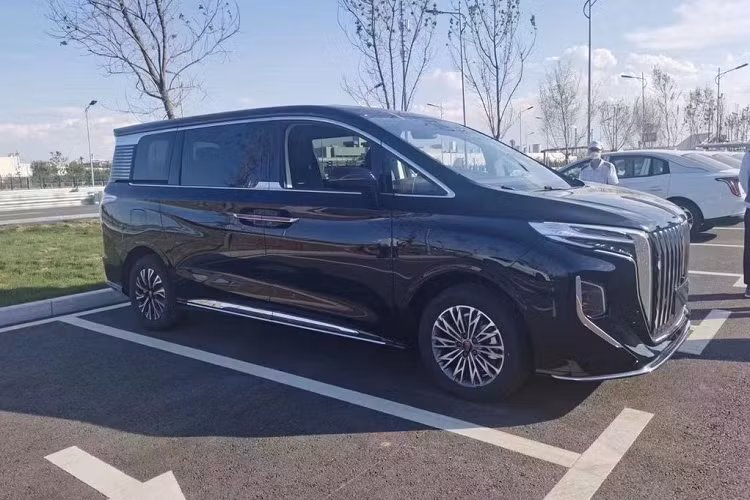 Nhìn chung, HQ9 vẫn có những đường nét thiết kế đặc trưng của thương hiệu Hồng Kỳ. Phần đầu xe nổi bật với lưới tản nhiệt cỡ lớn với nan lưới là các thanh dọc. Tại đây có sự xuất hiện của cả logo “Cờ đỏ” quen thuộc của Hồng Kỳ, được thiết kế kéo dài từ nắp ca-pô xuống.