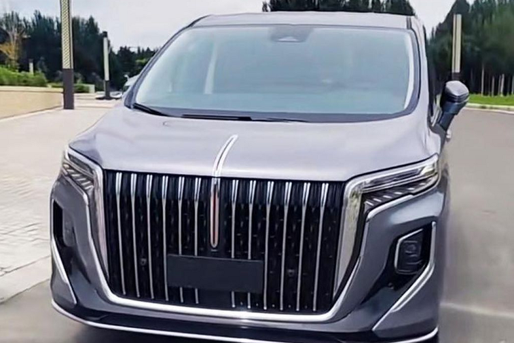 Mới đây, nguyên mẫu thử nghiệm của mẫu xe MPV Hồng Kỳ HQ9 đã bị các tay săn ánh “tóm gọn” khi không có một lớp nguỵ trang nào. Nhờ đó mà chúng ta có cái nhìn khái quát về thiết kế của chiếc MPV “made in china” này.