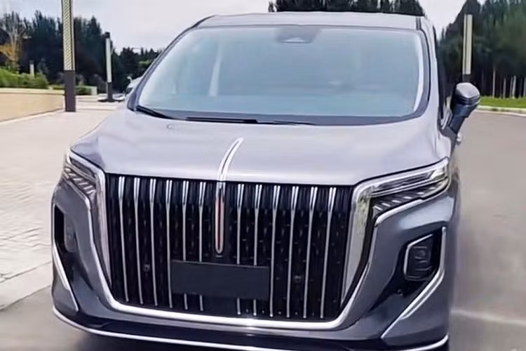 Mới đây, nguyên mẫu thử nghiệm của mẫu xe MPV Hồng Kỳ HQ9 đã bị các tay săn ánh “tóm gọn” khi không có một lớp nguỵ trang nào. Nhờ đó mà chúng ta có cái nhìn khái quát về thiết kế của chiếc MPV “made in china” này.