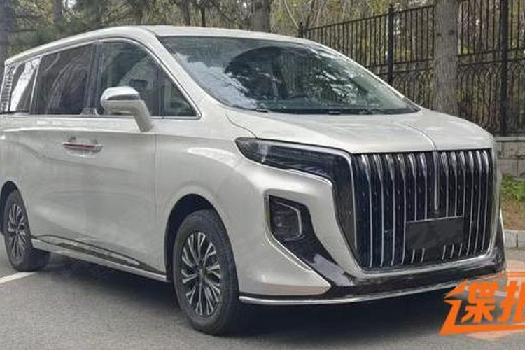 Nhìn từ bên hông, có thể thấy phần mái của Hồng Kỳ HQ9 được thiết kế thẳng đứng và có các điểm nhấn bằng crôm xung quanh viền cửa sổ. Thiết kế cột D cũng rất đẹp mắt.