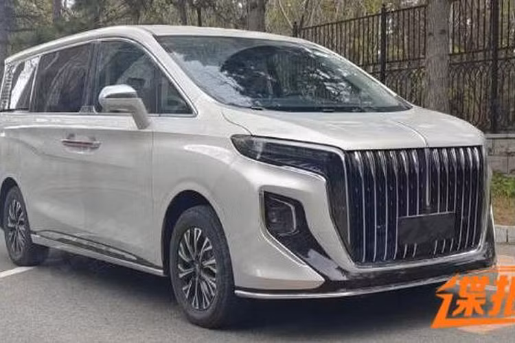 Nhìn từ bên hông, có thể thấy phần mái của Hồng Kỳ HQ9 được thiết kế thẳng đứng và có các điểm nhấn bằng crôm xung quanh viền cửa sổ. Thiết kế cột D cũng rất đẹp mắt.