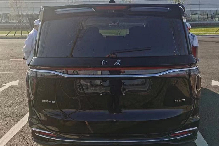 Bổ sung thêm cho vẻ ngoài “bóng bẩy” của Hồng Kỳ HQ9 là cụm đèn pha LED và đèn chiếu sáng ban ngày được tạo hình khéo léo như dòng nước chảy gọn gàng vào các cạnh của lưới tản nhiệt.