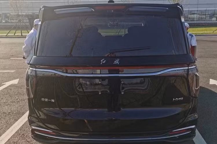 Bổ sung thêm cho vẻ ngoài “bóng bẩy” của Hồng Kỳ HQ9 là cụm đèn pha LED và đèn chiếu sáng ban ngày được tạo hình khéo léo như dòng nước chảy gọn gàng vào các cạnh của lưới tản nhiệt.