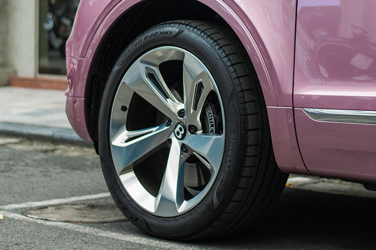 Thiết kế ban đầu của EXP 9 F được thiết kế lại để đạt được "tỷ lệ SUV truyền thống hơn và bề mặt ít cổ điển hơn." Phiên bản sản xuất được công bố vào tháng 7 năm 2013 nhưng đã gây tranh cãi và nhận được nhiều phản ứng trái chiều từ báo chí ô tô. Sau một số chỉ trích về thiết kế của EXP 9 F, Bentley đã thông báo rằng hãng sẽ thay đổi kiểu dáng cho các phiên bản sản xuất.